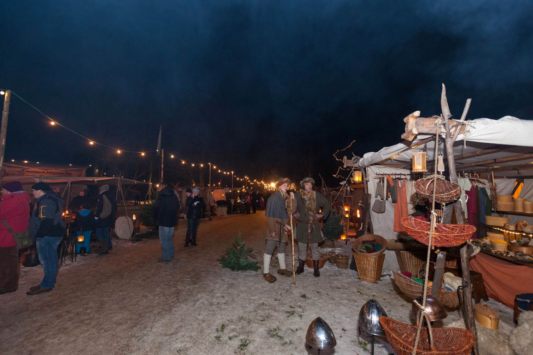 Besucher der 17. Waldweihnacht im Erlebniswald Trappenkamp erlebten eine verzauberte Waldlandschaft im Glanz unzähliger Lichter