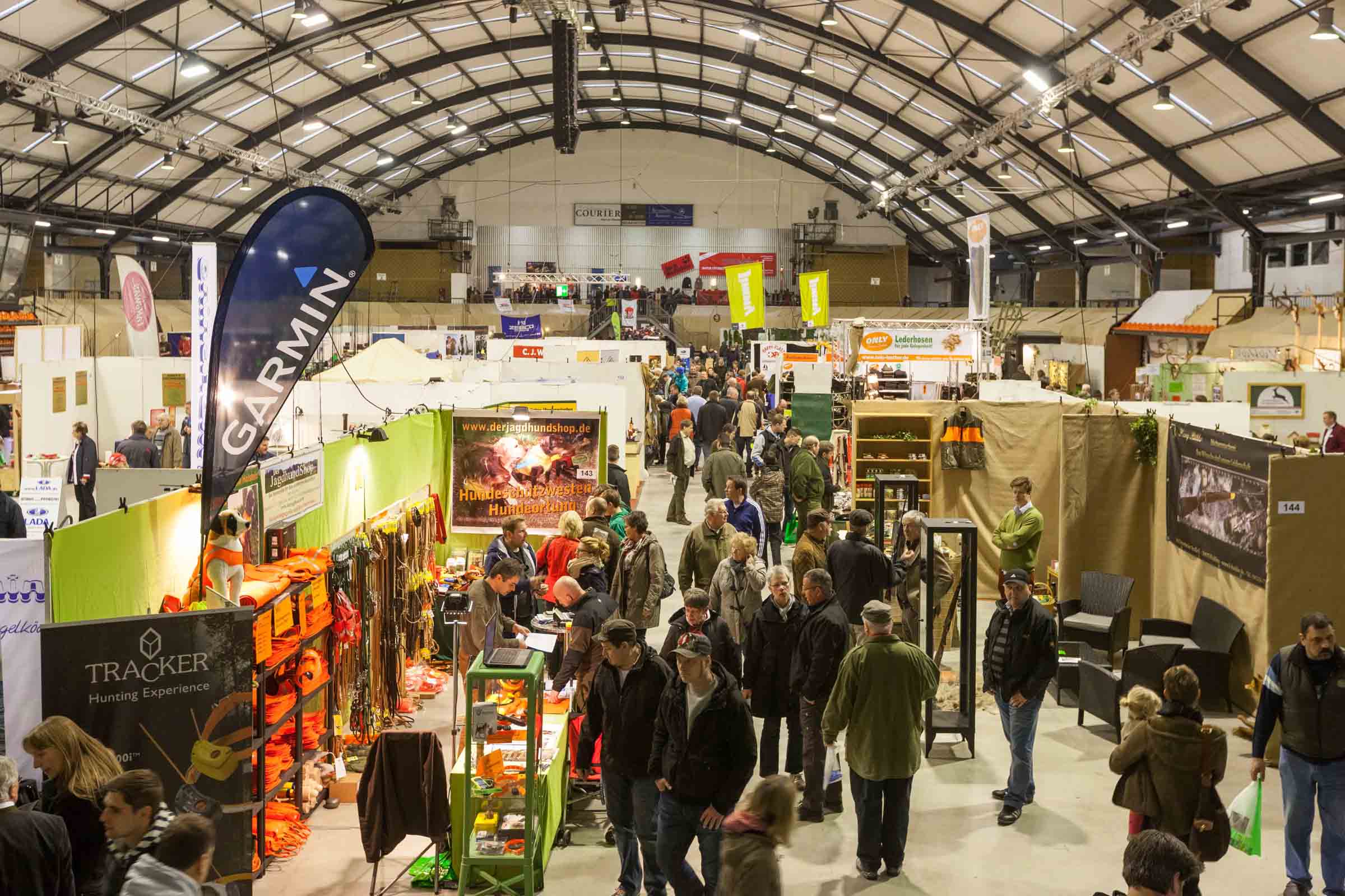 Knallbunte Kunstköder setzen Trends beim Angeln. Jäger begrüßen mehr Frauen in den Revieren. Auf der „AnJa“, der traditionellen Jagdmesse im Norden, durften die Naturfreunde unter trockenem Dach nach Beute und den neusten Trends stöbern.