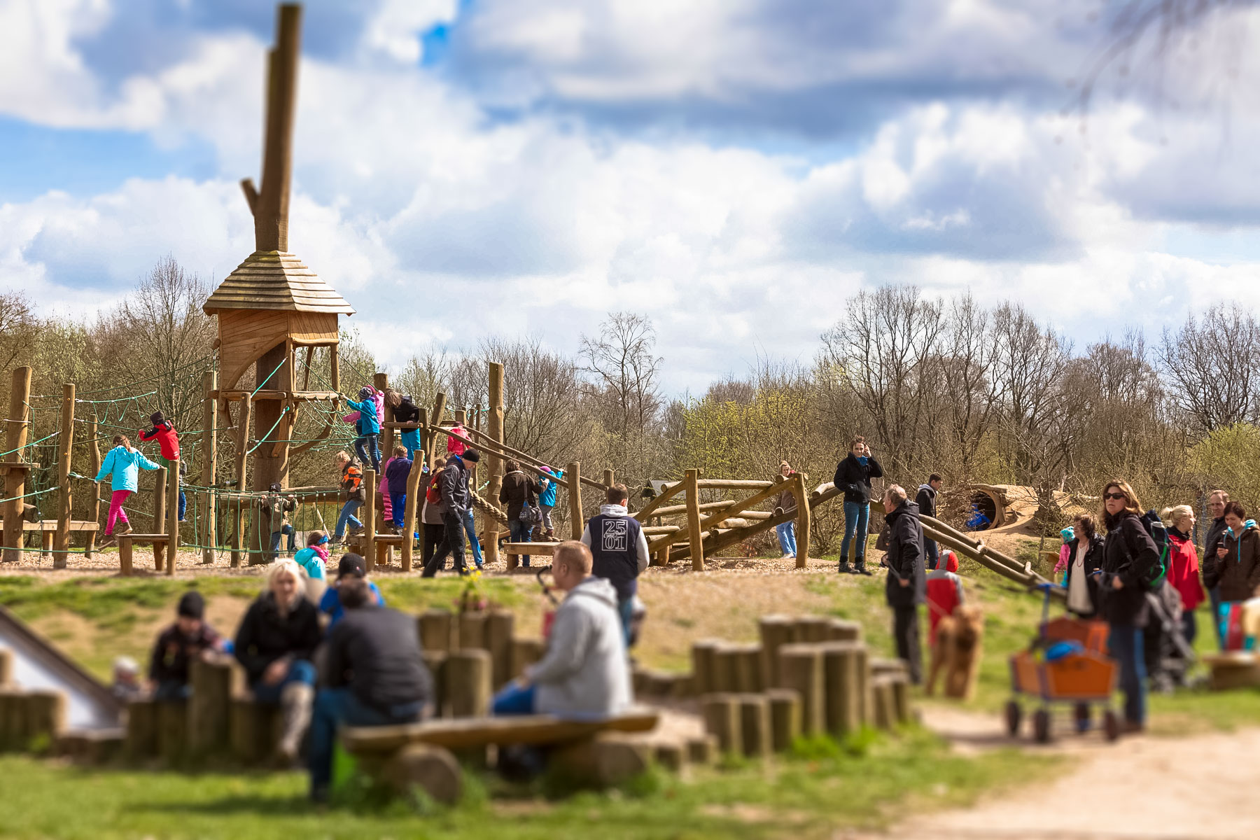 Gebaut wie gewachsen – neuen Holzspielgeräten im Erlebniswald Trappenkamp ist ihre Herkunft direkt anzusehen. Neben neuen Spielgeräten gibt es jetzt neue kleine Fußballplätze und ein Volleyballfeld