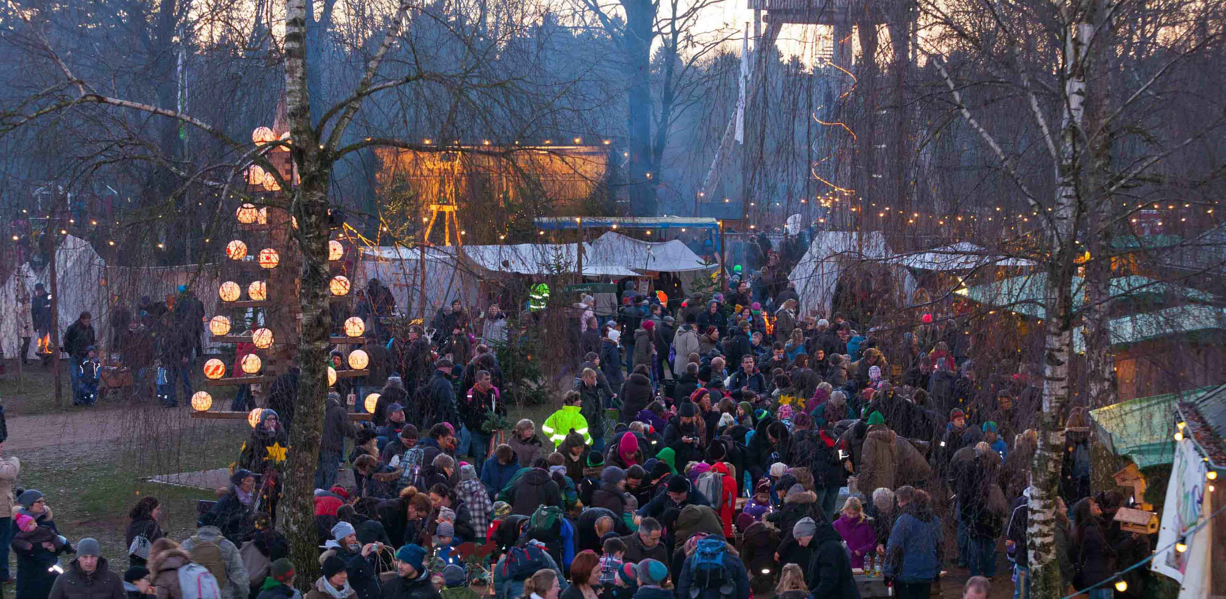 Der Besucheransturm bei der Waldweihnacht war rekordverdächtig. Über 6000 Besucher strömten in den vorweinhachtliche geschmückten Erlebniswald Trappenkamp