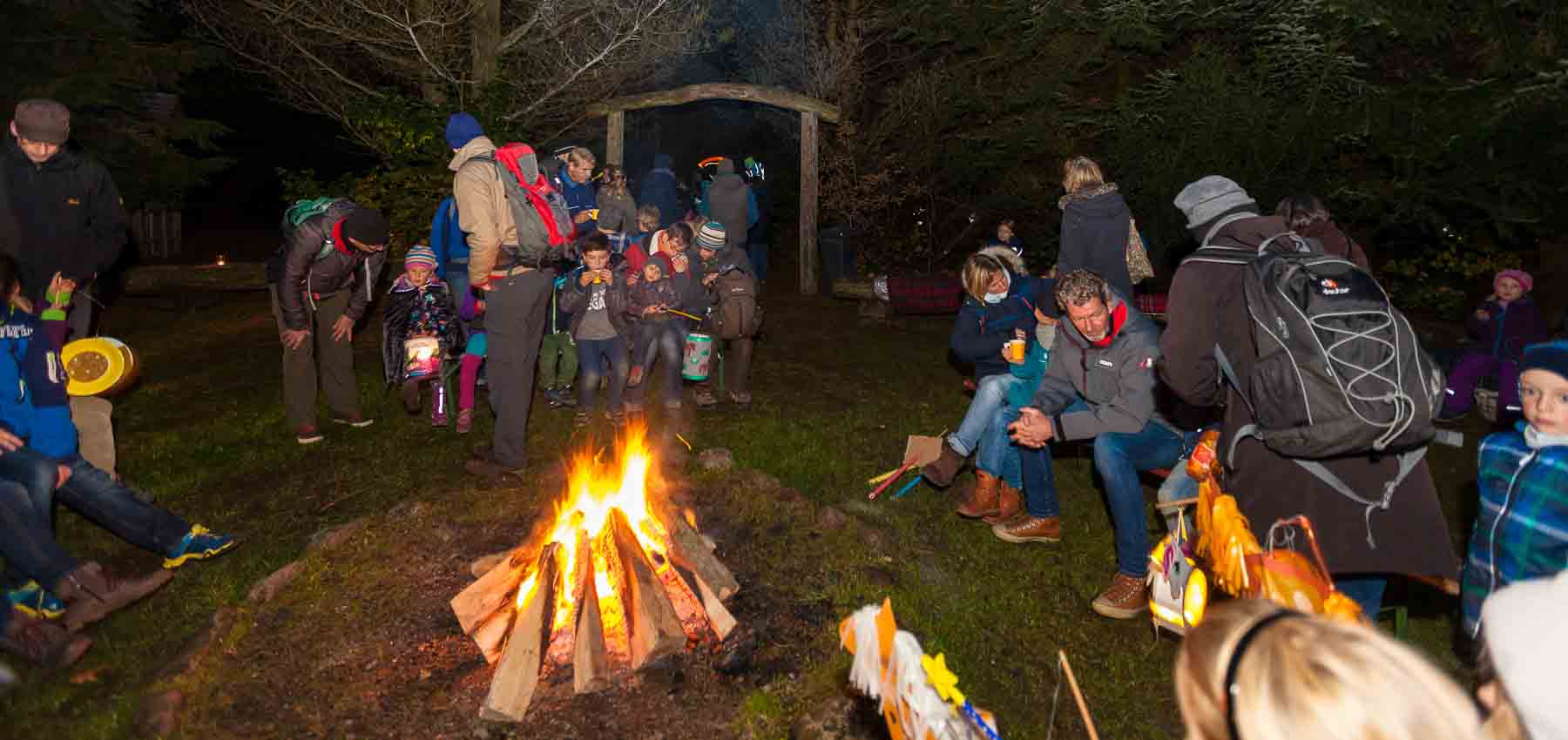 Mit farbenfrohem Lichterglanz zogen am Sonnabend Kinder und Eltern durch den herbstlich bunt gefärbten Erlebniswald