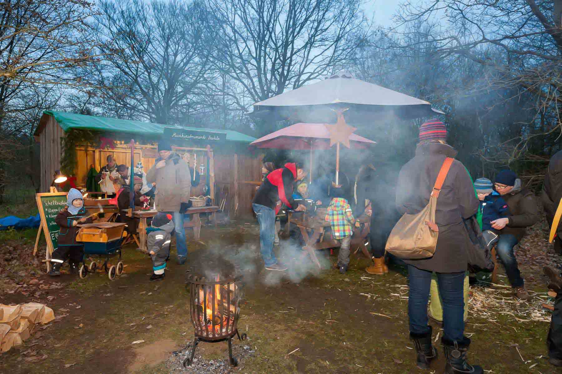 Die 18. Waldweihnacht im Erlebniswald Trappenkamp begeisterte Besucher aus dem ganzen Land. Die Veranstaltung blieb vom Sturm verschont