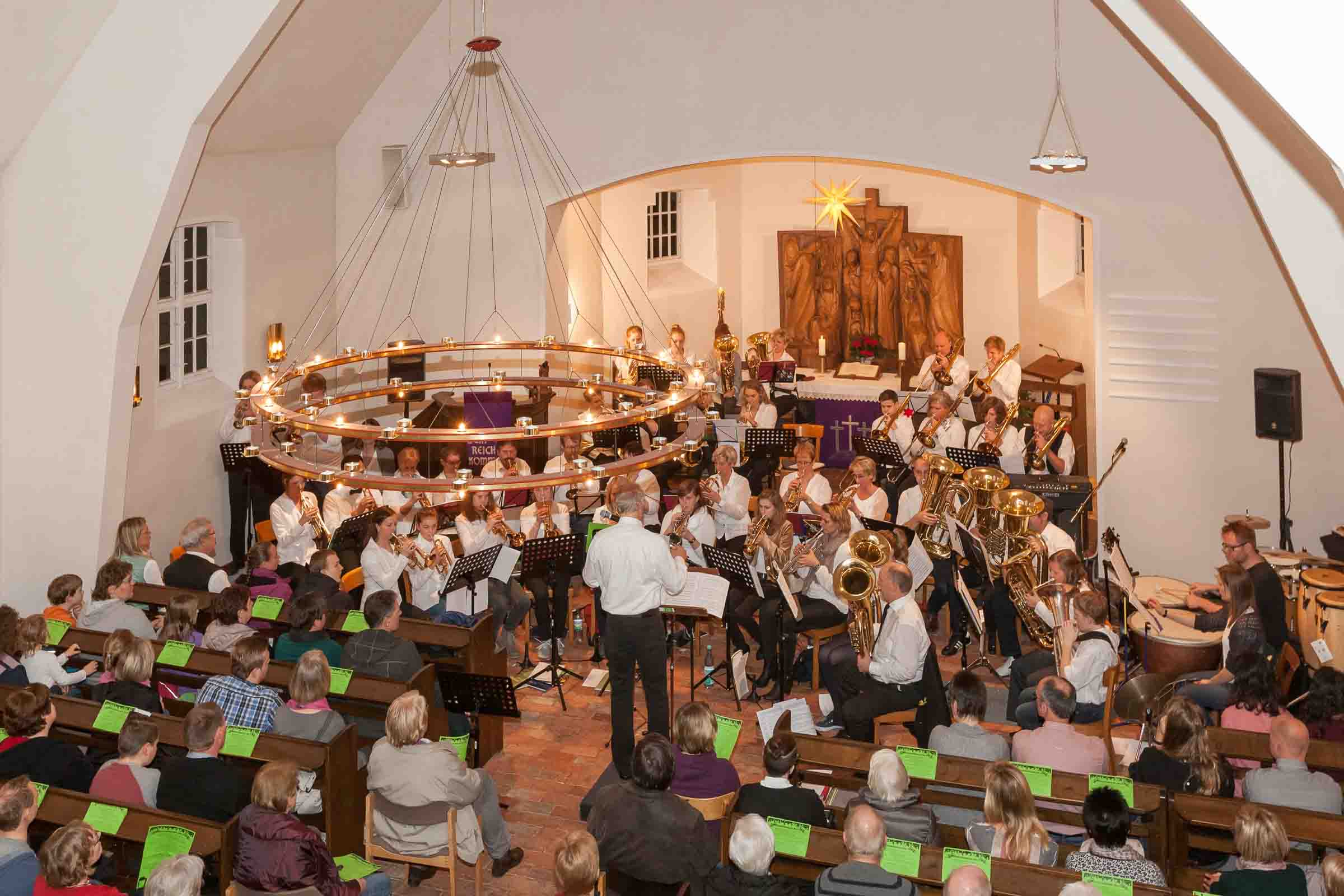 Bokhorster Blechbläser begeisterten mit Vorweihnachtskonzert in der Bokhorster Heilig-Geist-Kirche. Zwei junge albanische Anfängerinnen gaben ihr Stelldichein