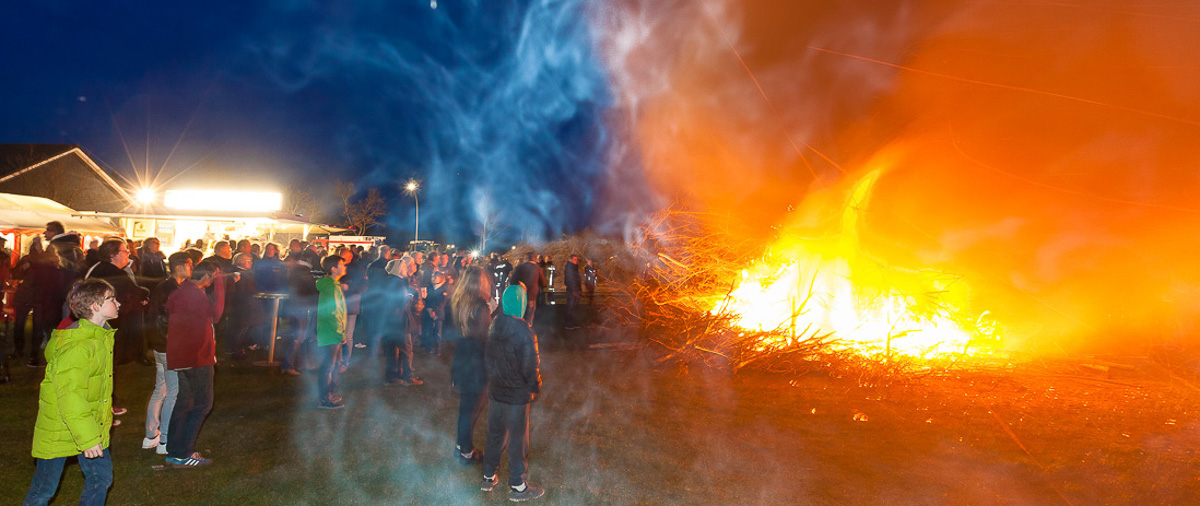 Feuerwehr durfte erfolgreich zündeln. Das Bönebütteler Osterfeuer war ein voller Erfolg. Über 1400 Besucher waren gekommen