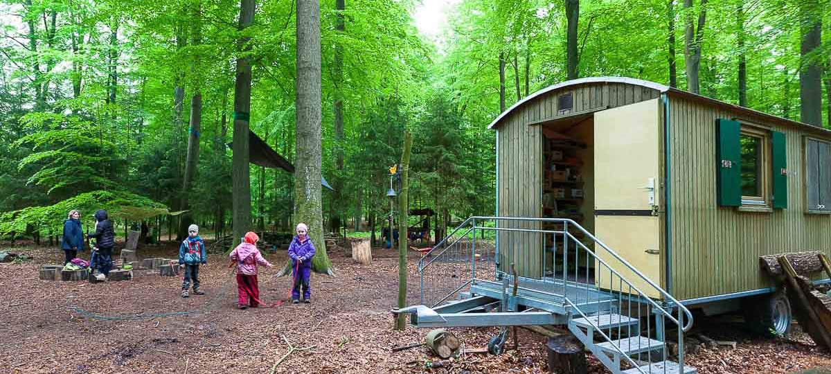 Der Bokhorster Waldkindergarten der Gemeinde Schillsdorf im Kreis Plön sucht ein neues Zuhause. Zwei Jahre Rangelei mit den Behörden um einen Aufenthaltswagen blieben ohne Erfolg