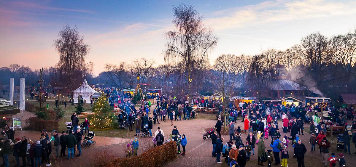 Neuer Besucherrekord! Raureif, Wintersonne und abendlicher Lichterglanz lockten bereits am Sonnabend einen rekordverdächtigen Besucheransturm zur Waldweihnacht in den Erlebniswald Trappenkamp