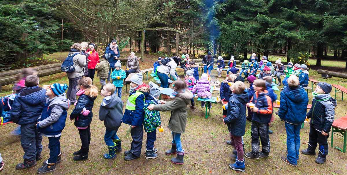 Mit der Miniwaldweihnacht für Grundschulen läutet der Erlebniswald Trappenkamp die Vorweihnachtszeit ein.