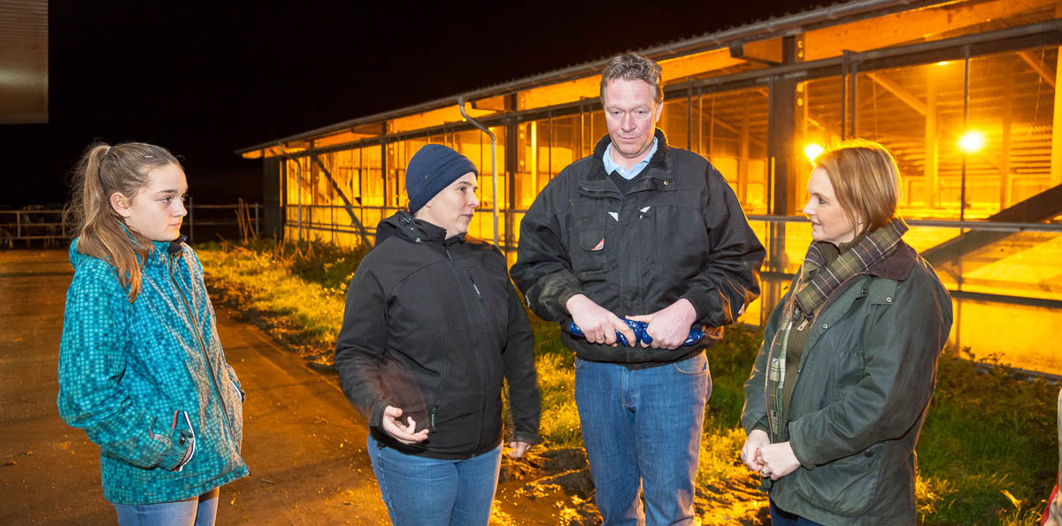 Staffelholzübergabe im Bezirksbauernverband Bokhorst. Heiner Staggen aus Schipphorst übergab die Leitung an den Schillsdorfer Landwirt Thomas Prien. Eine passende Gelegenheit, auch Politiker zum Hofgespräch einzuladen, fanden die beiden Landwirte.