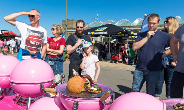 Heiß, heißer, Barbecue. Bei der 1. BBQ-Landesmeisterschaft auf dem Gelände der Neumünsteraner Holstenhallen ging es heiß her. Das Team Red Bull Holstein aus Neumünster holte sich den Titel.