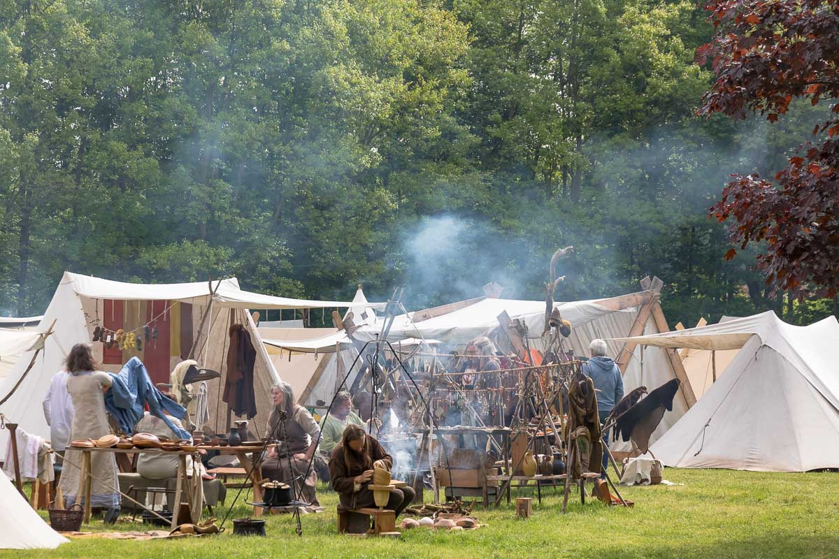 Am Wochenende gab es einen großen Mittelaltermarkt im Erlebniswald Trappenkamp. Dabei standen Lagerleben und Mitmachangebote statt Schlachtengetümmel im Vordergrund.