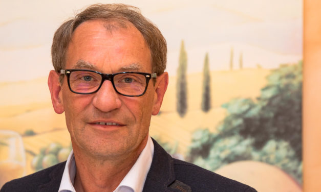 Tasdorfer erlebten Blitzwahl. Bürgermeister Hans Heinrich Sievers wurde wiedergewählt.