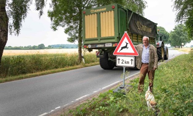 Achtung Hirsche! Zwischen Großharrie und „Brauner Hirsch“ herrscht reger Wildwechsel. Spontane Hilfe kam von der Straßenmeisterei Stolpe.