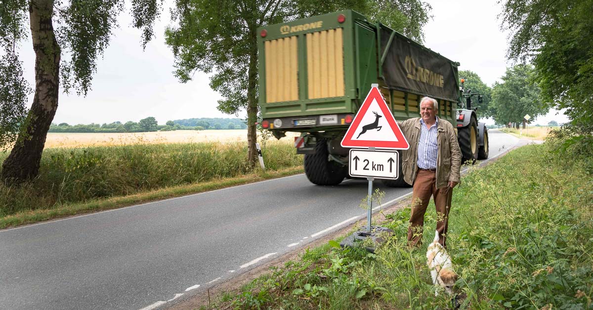 Achtung Hirsche! Zwischen Großharrie und „Brauner Hirsch“ herrscht reger Wildwechsel. Spontane Hilfe kam von der Straßenmeisterei Stolpe.