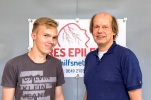 Maurice Harm (19, links) und Dr. Andreas von Baalen aus dem Uniklinikum Kiel sind alte Bekannte. Maurice hat gelernt mit der Krankheit zu leben. Andreas von Baalen wünscht sich eine Datenbank und ein Referenzzentrum, um mehr über die seltene Erkrankung zu lernen.