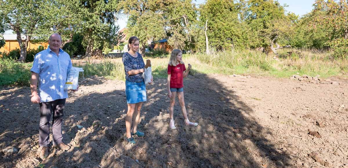 Schillsdorfer Bürger haben eine Patenschaft für den alten Apfelgarten am Kirchenweg übernommen.