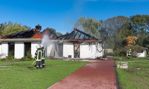 Heute Vormittag brannte die Bokhorster Kinderkrippe in Schillsdorf komplett ab. Die Kinder und Mitarbeiterinnen konnten das Gebäude unverletzt verlassen.