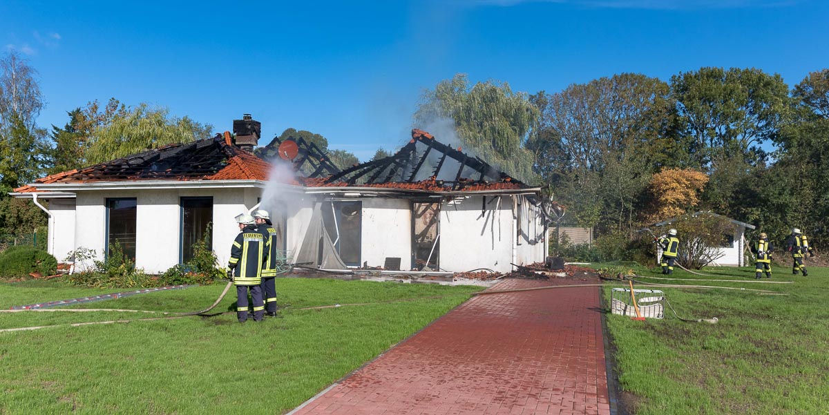 Heute Vormittag brannte die Bokhorster Kinderkrippe in Schillsdorf komplett ab. Die Kinder und Mitarbeiterinnen konnten das Gebäude unverletzt verlassen.