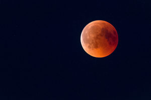 Roter Mond. Wem ein Blick auf den Mond nicht genügt, der ist gut beraten Kontakt zu einer Gruppe alter Hasen wie aus der Sternwarte Neumünster zu suchen. 