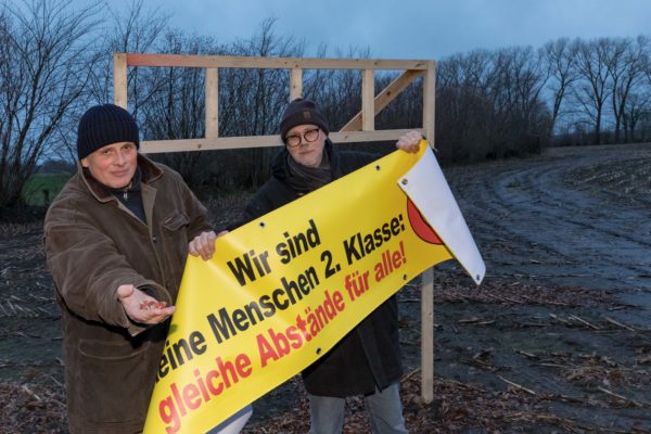 „Das war richtig dreist“, sagen Hans-Jürgen Schnack und (links) und Knut Heinzel. So und ähnlich sahen die auffälligen Banner aus, die sogar mit Sechskantschrauben gesichert waren. 