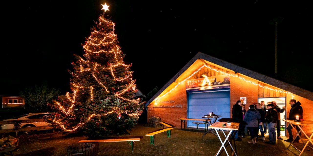 Besinnlicher Advent auf den Dörfern. Bönebütteler und Tasdorfer trafen sich unter funkelnden Lichtern und Weihnachtsbäumen.