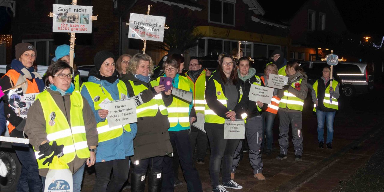 Tierschützer protestieren gegen das Tierversuchslabor LPT auf Gut Löhndorf. Wankendorfer Politiker schweigen! Lediglich die Grünen nehmen sich des Themas an.