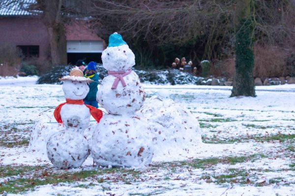 Endlich Schneemänner bauen. Die Kinder hatten ihre Freude am einsetzenden Winterwetter mit Schnee.