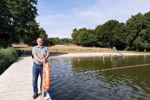 Könnte Bornhöveds Bürgermeister Reinhard Wundram aus vollen Kassen schöpfen, würde er eine Jugendherberge an der Badestelle am See bauen. Allerdings sei auch die Badestelle mit Umkleiden und Kiosk bereits ein Magnet für eine schöne Sommerfreizeit in Bornhöved. 