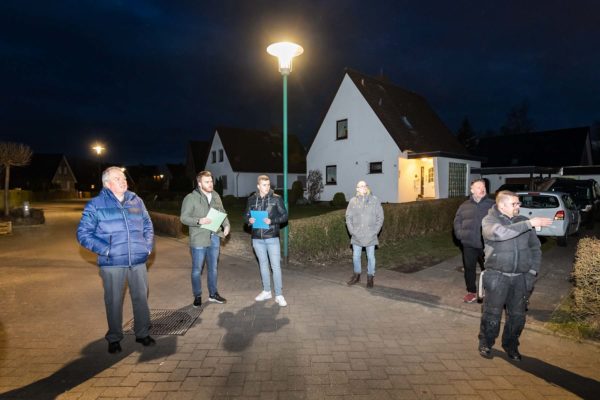 Wenn die Bürger zum gemütlichen Feierabend übergehen, wandern die Ehrenamtlichen aus dem Bauausschuss durchs Dorf. Im Harderkamp war mehr Sicherheit gefragt. Zur weiteren Verkehrsberuhigung soll ein Schild „Achtung Vorfahrt“ aufgestellt werden, um die Einmündung Gartengrund-Harderkamp zu entschärfen. Zusätzliche Kissen oder Stolperschwellen soll es erst einmal nicht geben. 