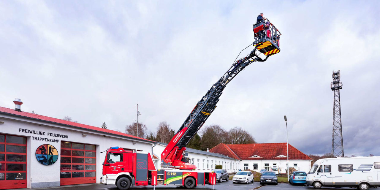 Trappenkamper Feuerwehrleute dürfen hoch hinaus. Seit Freitag, 12. März, steht dort ein neues Fahrzeug mit Drehleiter zum Einsatz bereit.