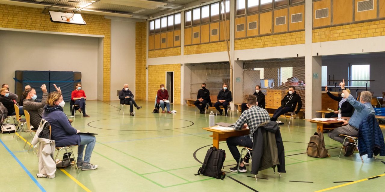 Jugendliche im blauen Rock. Bönebütteler wollen eine Kinder- und Jugendfeuerwehr gründen.