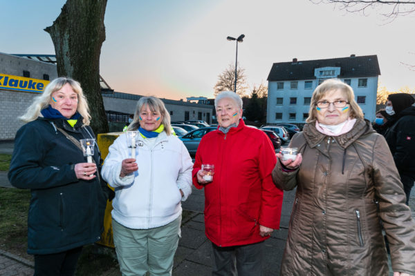 Die Farben der Ukraine als kleines Zeichen der Anteilnahme im Gesicht, demonstrierten Kirstin Suslana aus Gönnebek, Gabriela Teggatz, Marianne Brecht und Gerda Schmidt aus Bornhöved in Trappenkamp für Frieden in der Ukraine (von links).