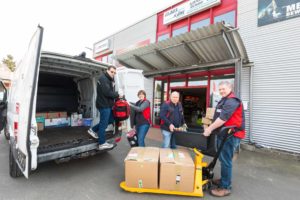 330 Kilogramm Hilfsgüter durften Max Krumpeter aus Hannover, Julia Schulz, Claus Kühl und Jan Buchholz (von links) Dienstag in den gespendeten Sprinter laden. „Ich habe keine 30 Sekunden gebraucht, um ja zu sagen“, meinte Firmengründer Claus Kühl (zweiter von rechts) 