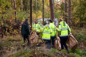 Bei der Pflanzaktion im Segeberger Forst durften die Mitarbeiter der Fürst-Bismarck-Quelle selbst Hand anlegen und mit Hilfe der Forstleute ein Stück Zukunftswald pflanzen. „Direkter geht Identifikation mit der lebendigen Natur aus der wir schöpfen kaum“, hieß es. 