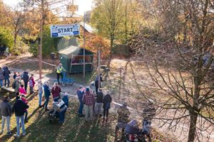 Viele Schlittenhundfreunde nutzen das Zughunderennen im Erlebniswald Trappenkamp gern als Saisonauftakt. Für Teilnehmer und Besucher gibt es dabei immer spannende Momente am Start und Zieleinlauf. 