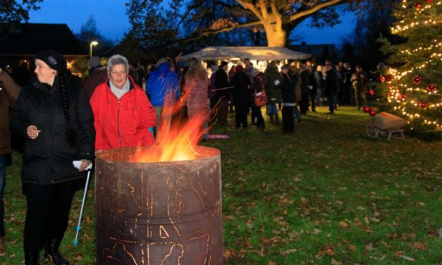 In der Weihnachtszeit wird es lebendig auf den Dorfplätzen rund um Neumünster. Auch in Großharrie wurde mit dem 1. Advent die Weihnachtszeit eingeläutet.