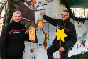 Nach zwei Jahren coronabedingter Pause ist die große Waldweihnacht im Erlebniswald Trappenkamp zurück, freuen sich Waldpädagogin Britta Gelhaar und Erlebniswaldleiter Stephan Mense auf den 3. und 4. Dezember. 