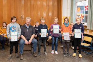 Rendswührener Bürgermeisterrunde. Rendswührens Bürgermeister Dr. Thomas Bahr erhält mit Moritz, Alexander, Ida, Jonna und Lotte ab sofort Unterstützung, wenn es um Kinderfragen zur Ortsentwicklung geht. 