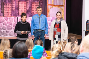 Ein kleines Stück Normalität, ein wenig Unterstützung und als Beitrag ein kleines Zeichen setzen, das war Irmi Wette von der Figurenzauberei, Flüchtling Serhii Martynenko aus Kleinharrie und Anja Kosanke vom Theater Niridu beim Besuch des ukrainischen Puppentheaters wichtig.