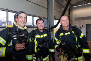 Klitschnass, die Gesichter vom Druck der Atemschutzmasken gezeichnet und kaputt aber glücklich über die gelungene Übung. Löschmeister Heiko Meinert und die Oberfeuerwehrmänner Henrik Grulich und Mathias Hennecke aus der Freiwilligen Feuerwehr Tasdorf waren sich einig: Die Übung hatte es in sich. Besonders wertvoll sei auch die Einweisung und besonders die Nachbesprechung mit dem erfahrenen Team der „Brandstifter“ gewesen. 