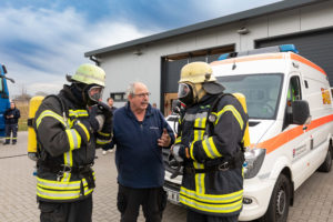 Einweisung und Besprechung mit „Brandstifter“ und dem Chef vom Ganzen, der Brandsimulationstrainer aus Melle, Pepe Blauel (72, Mitte). „Das ist einfach gelebte Leidenschaft im Dienst der Feuerwehr, meinte der Senior und Betreiber einer der heißesten Trainingsanlagen für die Atemschutzgeräteträger im Norden. 