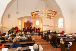 Heute lädt die Heilig-Geist-Kirche zu Bokhorst nach einer umfangreichen Sanierung in modernem Gewand zum Dabeisein ein. Dazu gehört auch eine lebendige Kirchengemeinde mit Gruppen wie dem Bokhorster Jugendposaunenchor, der die Feierstunde begleitete.