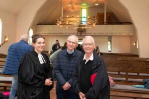 Zum 75. Kirchengeburtstag durfte Pastorin Corinna Weißmann-Lorenzen zwei besondere Gäste begrüßen. Hermann Maaß (85) aus Oldenburg in Schleswig-Holstein und Jugendfreund Jürgen Thiessen (85) aus den USA, haben als Jungs beim Bau der Kirche geholfen, die Ziegelsteine für die Maurer heranzutragen.